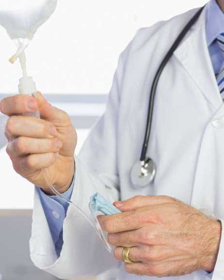 Врач ставит капельницу от алкоголизма